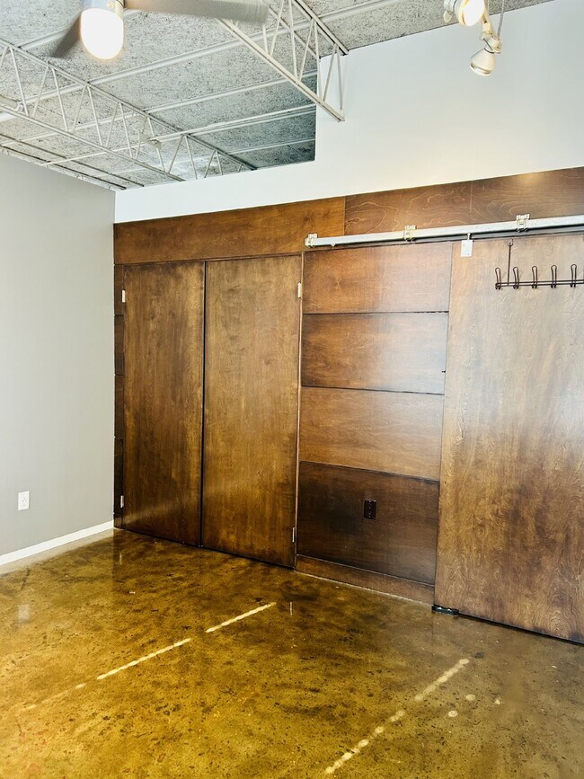 Building Photo - Downtown Living: 1 Bdrm/1 Bath Condo in Fulton Motor Lofts with reserved parking! Available Now!