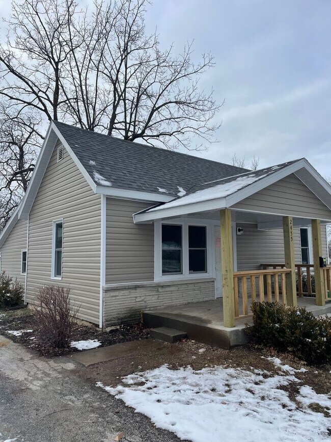 Building Photo - Remodeled 2 Bed 1 Bath House Available 4-15-2024