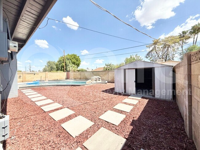 Building Photo - 1413 E Wesleyan Dr