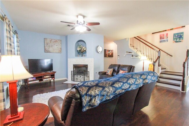 Building Photo - 2301 Zoa Dr