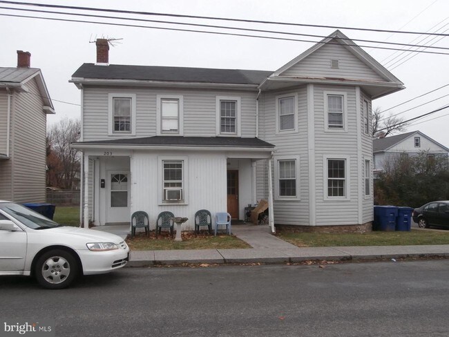 Building Photo - 203 Cloud St