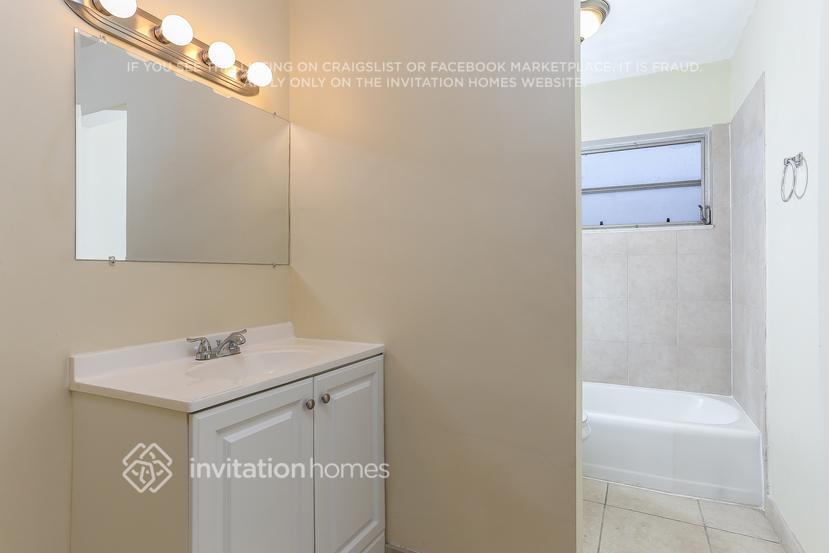 Building Photo - 3111 NE 9th Ave