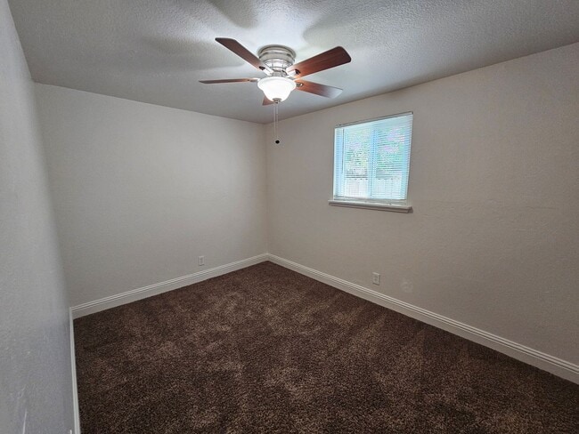 Building Photo - Franklin Triplex - Golden Dev