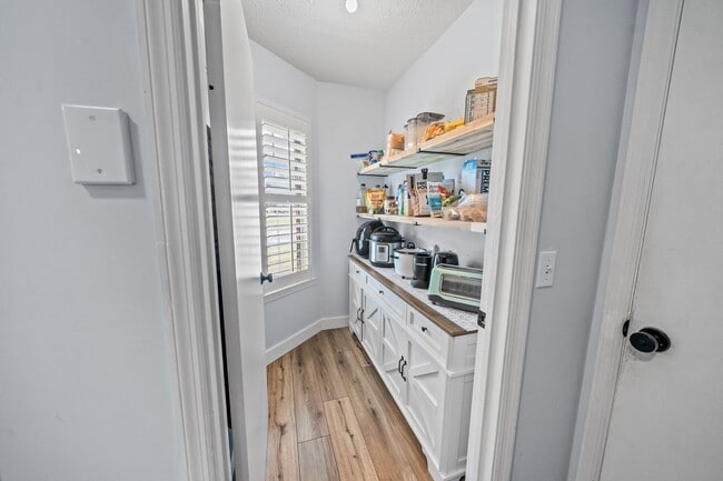 Building Photo - Whitemarsh Island Gem - Charming 3-Bedroom Home on a Corner Lot in Battery Point