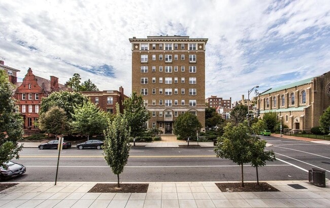Building Photo - Exceptional 2BR/2BA corner unit with lovely city views. Ready mid-March!