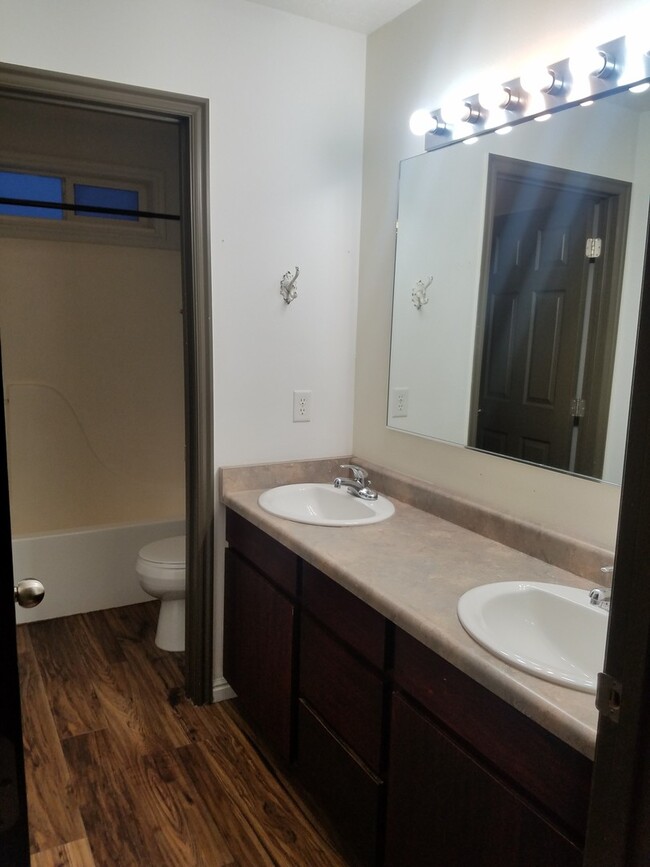 Building Photo - Great 2 bedroom, 1.5 bath townhome found a...