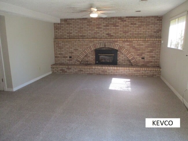 Building Photo - Wonderful Home in Campus West!