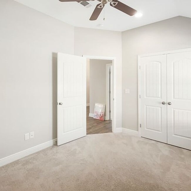 Building Photo - Beautiful 3 Bed 2 Bath Available in July!