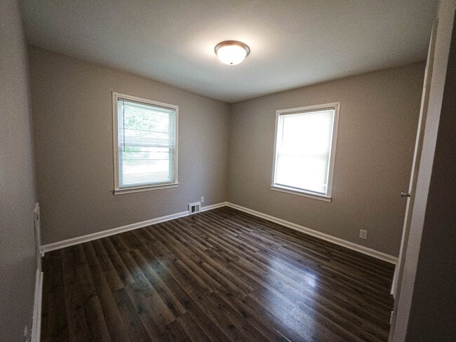Building Photo - 3 Bedroom/2 Bathroom Home in Elberfeld wit...