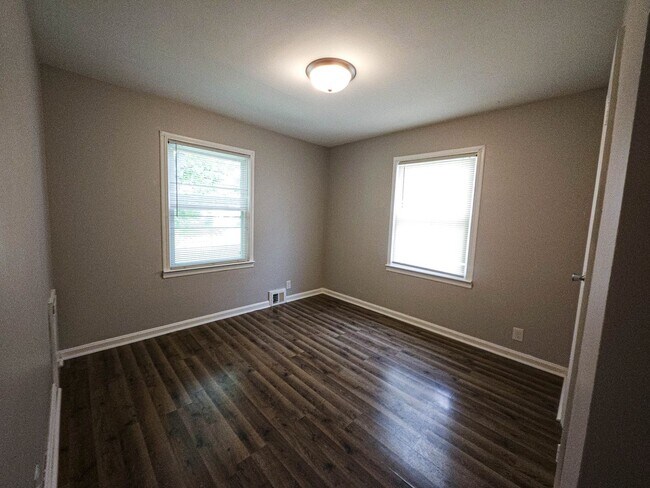 Building Photo - 3 Bedroom/2 Bathroom House For Rent in Elb...