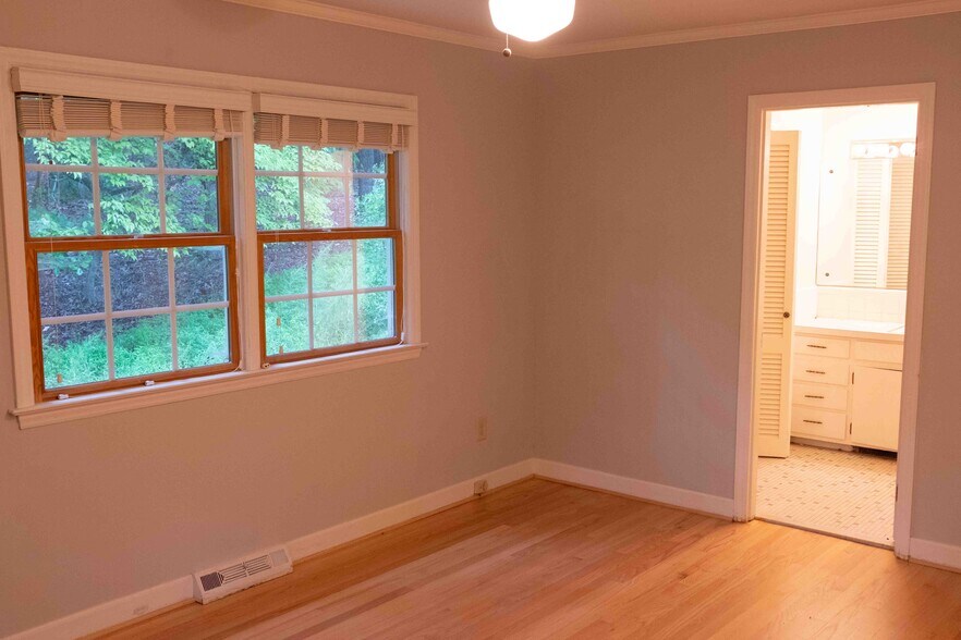 Primary Suite with En Suite Bathroom - 2117 N Lakeshore Dr