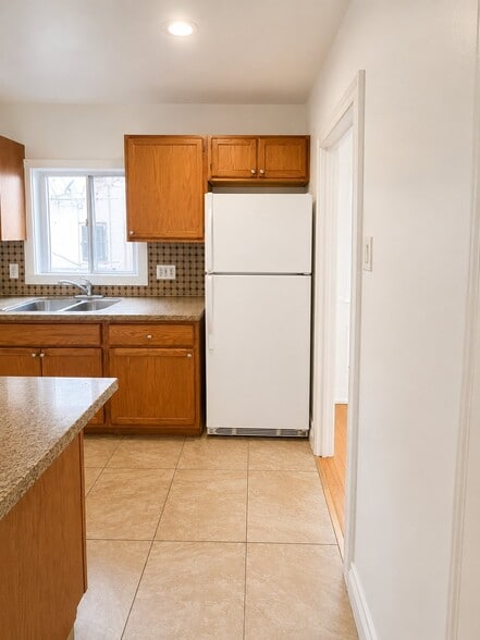 Building Photo - 2533 1/2 Hillcrest Dr