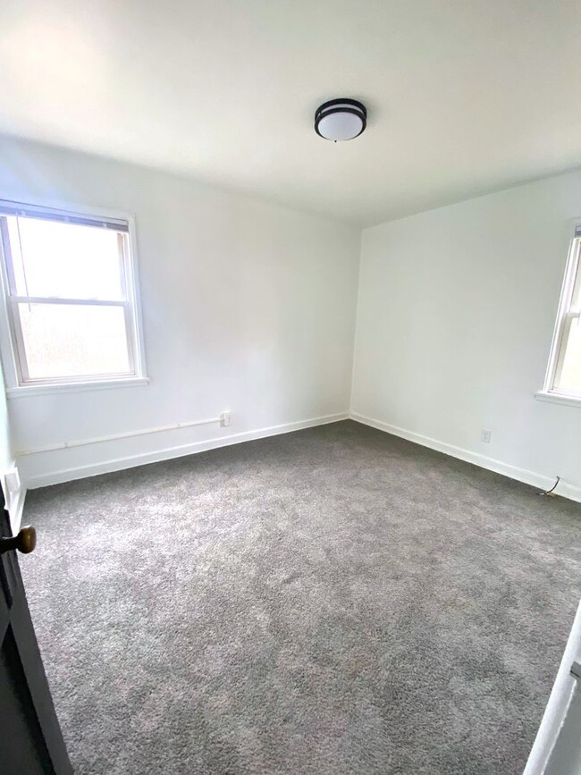 Building Photo - Renovated Split Level Townhome!