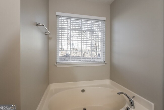 Building Photo - 492 Clearwater Way
