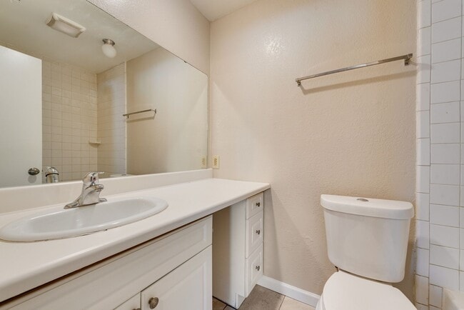 Building Photo - 208 E Denton Dr