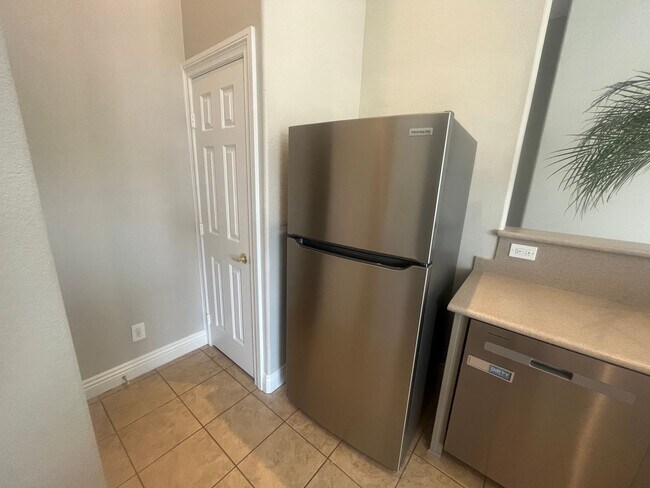 Building Photo - 2 bedroom 2 bath condo Gated community Nor...