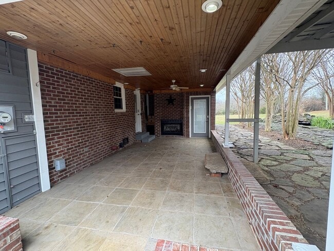 Building Photo - Charming Home Near Lakewood Golf & Country Club in Tullahoma...