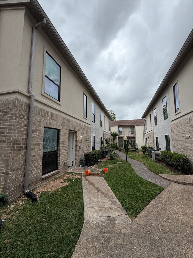 Building Photo - 2425 Augusta Dr