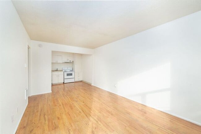 Building Photo - 1 bedroom available now!! Mid town!