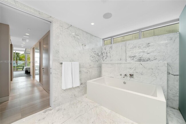 Building Photo - 321 Ocean Dr