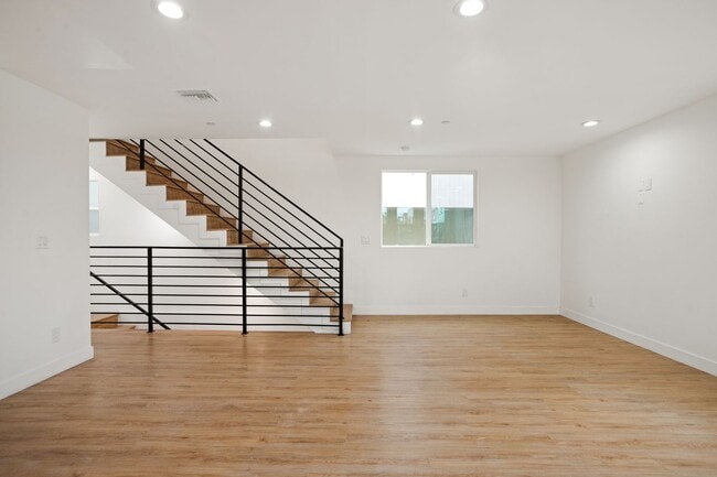 Building Photo - 4232 Rosewood Ave