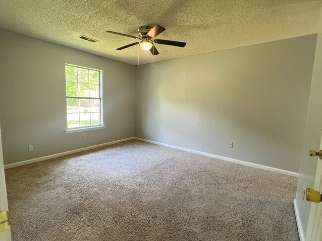 Building Photo - AVAILABLE LATE NOVEMBER (Small Pets Only)