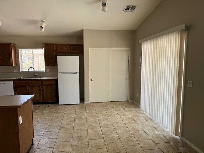 Building Photo - Beautiful Home for Rent in El Mirage!