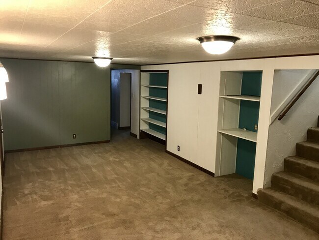Building Photo - Beautiful Holladay Home