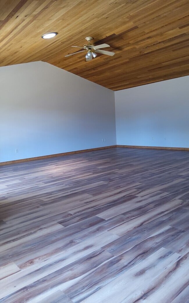 Building Photo - Best 2 Bedroom - 2 Bath Duplex Unit On The Market