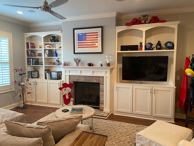 Building Photo - 4BR/4.5BA Furnished Townhome For Rent