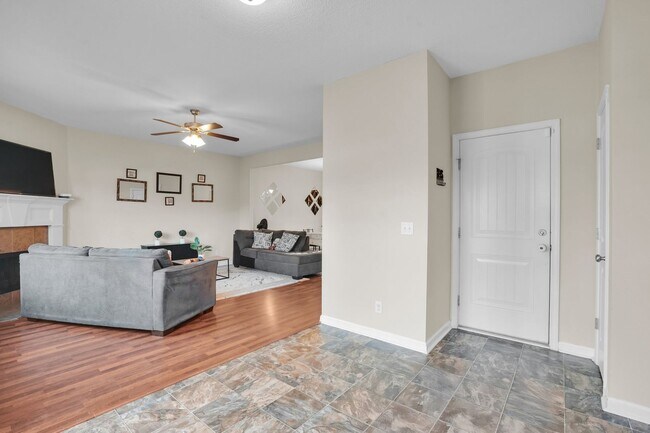 Building Photo - Like New Home for Rent in Hinesville!