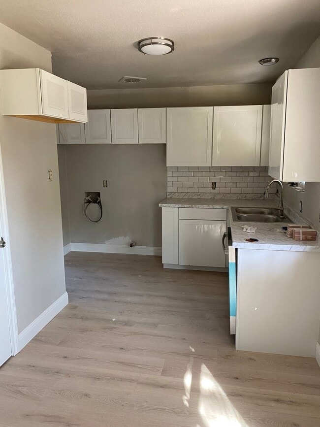 Building Photo - 807 Raleigh Cir