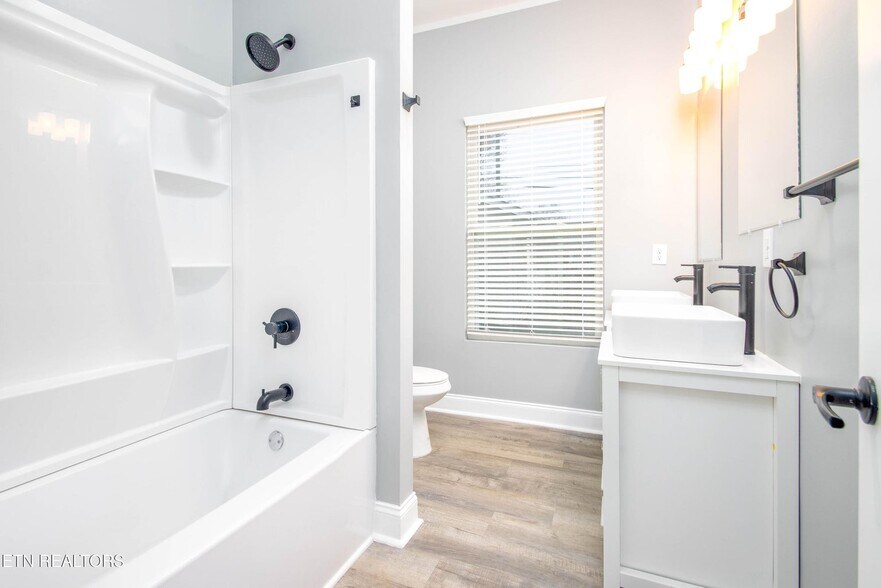 Building Photo - 224 E Quincy Ave