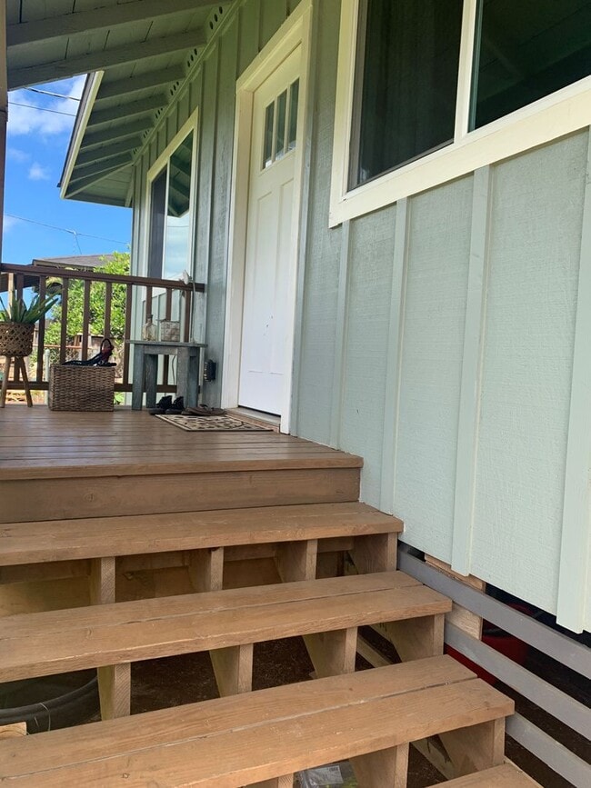 Building Photo - Renovated 3 bed, 2 bath Duplex Home in Waialua