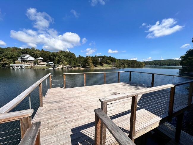 Building Photo - Charming Lakefront 4-Bedroom Home in Pulas...