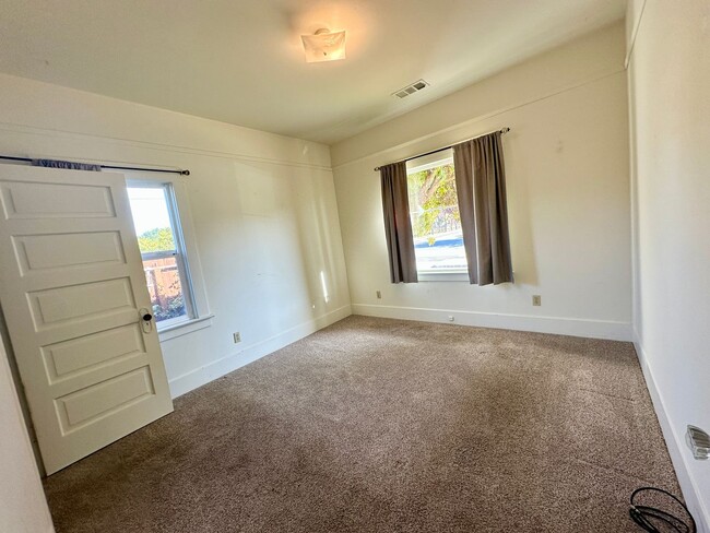 Building Photo - Craftsman Bungalow with Fantastic Fenced Yard