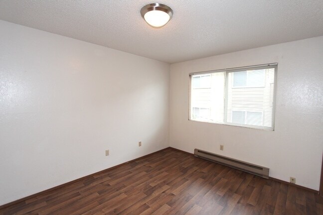 Building Photo - Top-Floor 1-Bedroom Apartment with Private...