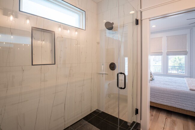 Building Photo - OFF-SEASON FURNISHED BEACH HOUSE AVAILABLE THRU BEGINNING OF APRIL