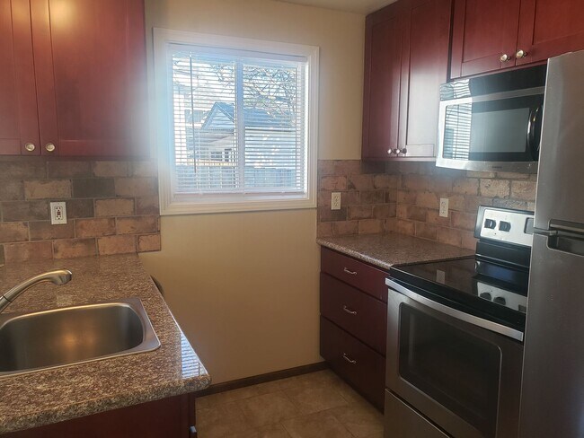 Building Photo - Inner SE Portland Duplex in Brooklyn!