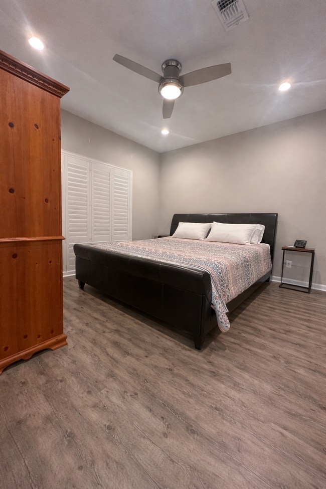 Building Photo - MOVE IN PROMO!!! ONE MONTH FREE --- Beautiful Condo walking distance to Grand Boulevard!