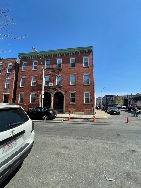 Building Photo - 212 Maverick St