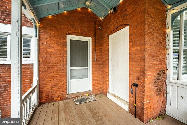 Building Photo - 300 N Penn St