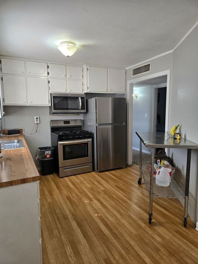 Building Photo - Furnished Three Bedroom Home With Flexible Lease Terms