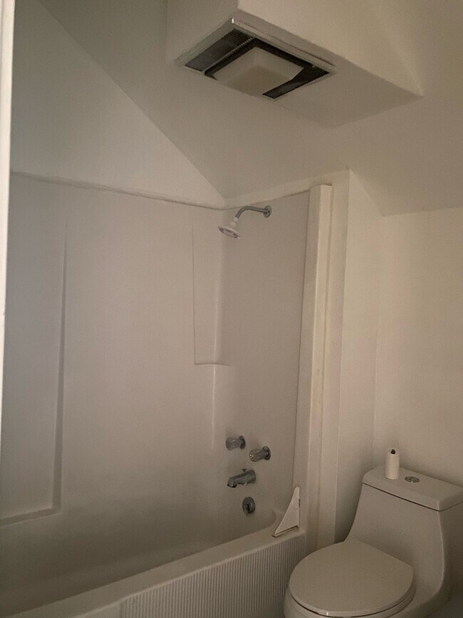 Building Photo - 800 Travis St