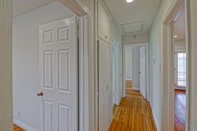 Building Photo - CHARMING, BRIGHT & AIRY HOME ON LARGE CORN...