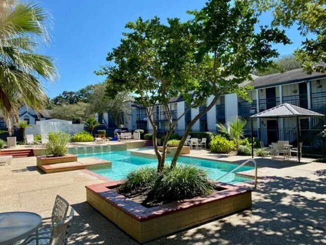 Building Photo - 874 Yorkchester Dr