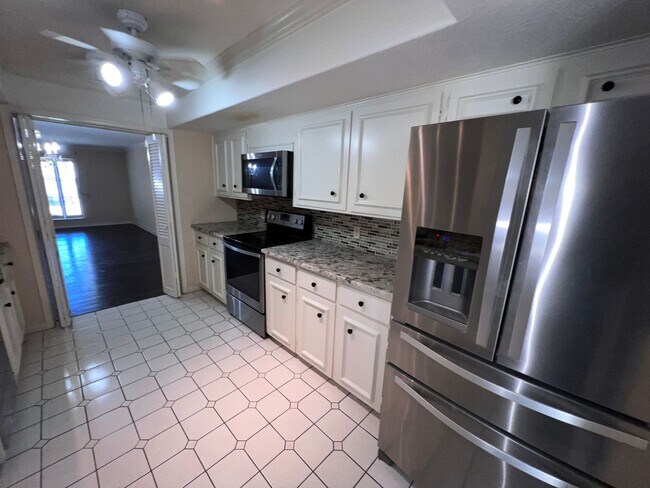 Building Photo - Townhome