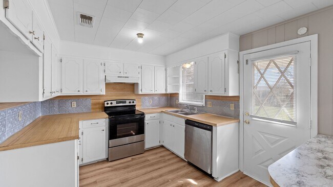 Building Photo - Cute home in New Boston