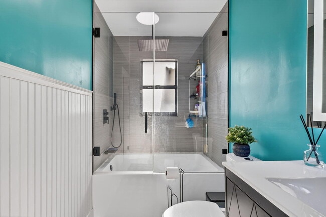 Building Photo - 481 SW Aster Rd