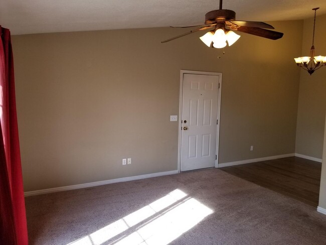 Building Photo - 3 Bed, 2 Bath in Orem - with pool access!